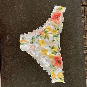 ruffled bikini bottoms